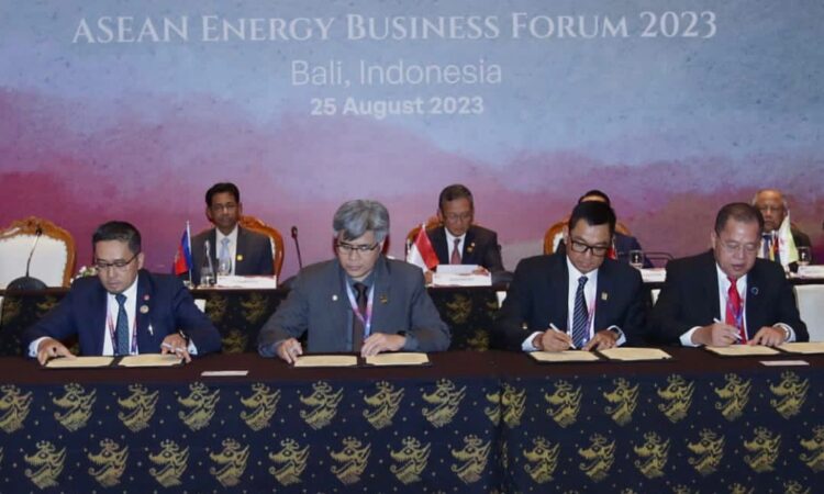 berkolaborasi— PT PLN (Persero) berkolaborasi dengan ASEAN Centre for Energy (ACE) dan dua perusahaan listrik asal Malaysia, Sabah Electricity Sdn Bhd (SESB) dan Tenaga Nasional Berhad (TNB) untuk mengembangkan sistem interkoneksi antar negara.
