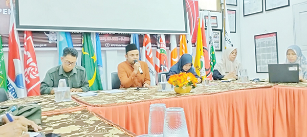 JUMPA PERS— KPU Sawahlunto gelar jumpa pers pengumuman DCS dihadapan awak media di aula KPU Sawahlunto, Sabtu (19/8).
