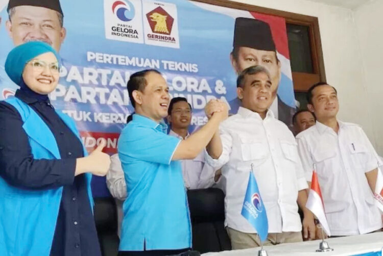 Partai Gelora dan Gerindra Kompak Bahas Teknis Dukungan untuk Prabowo 1 BERJABAT TANGAN— Sekjen Gelora Mahfuz Sidiq berjabat tangan dengan Sekjen Gerindra Ahmad Muzani usai melakukan pertemuan di Media Centre Partai Gelora Indonesia, Jakarta, Sabtu, (19/8).