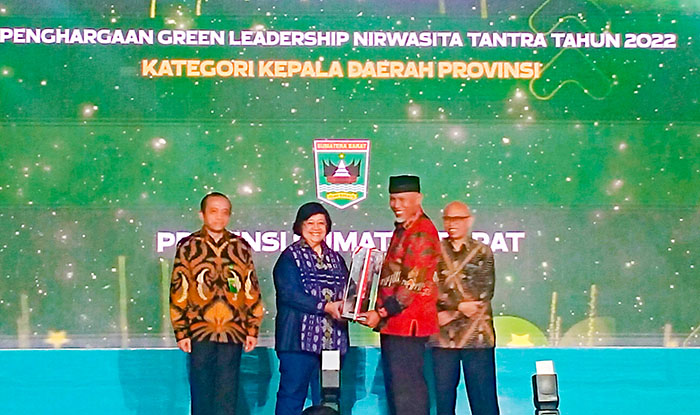 TERIMA PENGHARGAAN— Gubernur Sumbar, Mahyeldi Ansharullah menerima penghargaan tertinggi lingkungan hidup, Green Leadership Nirwasita Tantra 2022 dari Menteri LHK Siti Nurbaya Bakar, di Gedung Manggala Wana Bakti, KLHK, Jakarta, Selasa (29/8).