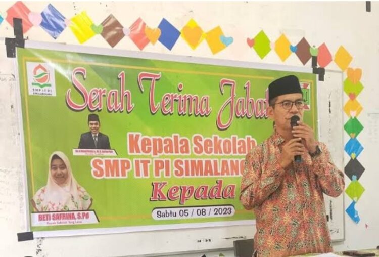SMP IT PI Simalanggang Buka Lowongan Guru Bahasa dan MIPA 1 SAMBUTAN—Ketua Yayasan Perguruan Islam Simalanggang Fahrul Usmi SIq MAg saat berikan sambutan.