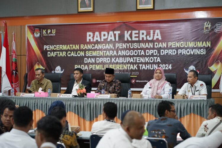 BERIKAN ARAHAN— Plh Ketua KPU Sumbar Jons Manedi saat memberikan arahan terkait rancangan DCS dengan KPU kabupaten dan Kota, Kamis (3/8) di aula KPU Sumbar.