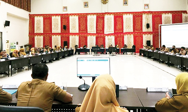 RAPAT BULANAN— Wali Kota Padang Hendri Septa memimpin rapat bulanan yang dihadiri seluruh kepala OPD, jajaran staf dan juga lurah, di kantor Balaikota Aiepacah.