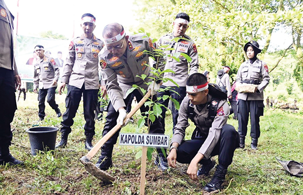 Penanaman 500 Pohon, Polda Sumbar Hijaukan Hutan Kota Malvinas 1 TANAM POHON— Kapolda Sumbar Irjen Pol Suharyono memimpin penanaman pohon di Hutan Kota Malvinas, Kelurahan Kurao Pagang, Kecamatan Nanggalo, Kota Padang, Rabu (23/8).