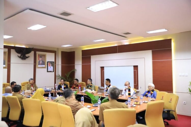 Manfaatkan Instalasi Pengolahan Air Limbah, Pemko Solok Upayakan Penuhi Kebutuhan Air Bersih Warga 1 PENGOLAHAN AIR BERSIH— Wako Solok, Zul Elfian menyambut kedatangan tim teknisi dari Jepang untuk melakukan kegiatan di IPAL Kalumpang.