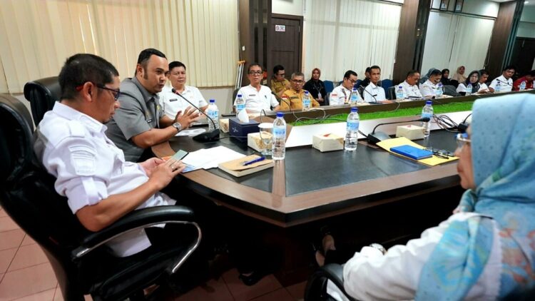 KESEPAKATAN BERSAMA— Bupati Sijunjung Benny Dwifa Yuswir memberi sambutan saat kesepakatan bersama di ruang pertemuan Balaikota Sawahlunto, dan dihadiri langsung Wako Deri Asta.