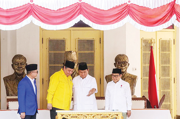 Punya Pengalaman Ekonomi dan Ketum Partai, Airlangga Dinilai Layak Jadi Cawapres 1 DEKLARASI DUKUNGAN— Ketua Umum Partai Gerindra Prabowo Subianto bersama Ketua Umum Partai Golkar Airlangga Hartarto, Ketua Umum PKB Muhamimin Iskandar dan Ketum PAN Zulkifli Hasan saat mendeklarasikan dukungannya kepada Ketum Gerindra Prabowo Subianto sebagai Capres 2024 di Museum Perumusan Naskah Proklamasi.
