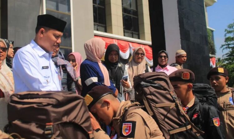 PELEPASAN ANGGOTA PRAMUKA—Wakil Bupati Pasaman Sabar AS saat melepas Kwarcab 0308 Pasaman untuk mengikuti Raimuna Nasional.