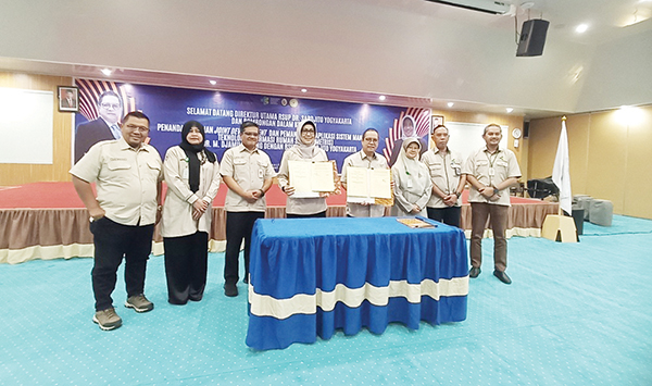 TANDATANGAN KERJASAMA—  Dirut RSUP Dr M Djamil Padang Dr. dr. Dovy Djanas, Sp.OG(K) MARS bersama Dirut RSUP Dr. Sardjito Yogyakarta dr. Eniarti, MS.c, Sp.Kj, MMR lakukan penandatanganan kerjasama Joint Development dan pemanfaatan aplikasi Simetris, Senin (21/8).