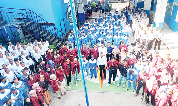 KKN-PROFESI— Ratusan siswa dan siswi SMK Pelayaran Padang antusias mengikuti kegiatan sosialisasi KKN-Profesi Unes Tahun 2023 yang dilakukan kelompok 38 dan 40, Sabtu (26/8).