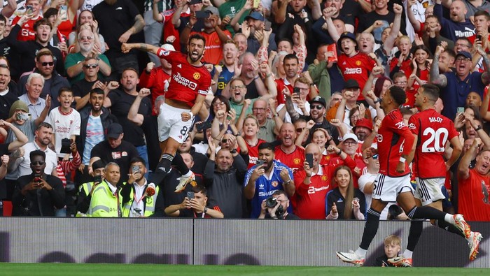 SELEBRASI— Bruno Fernanes melakukan selebrasi usai mencetak gol kemenangan MU atas tim tamu Nottingham Forest, Sabtu (26/8) malam WIB.