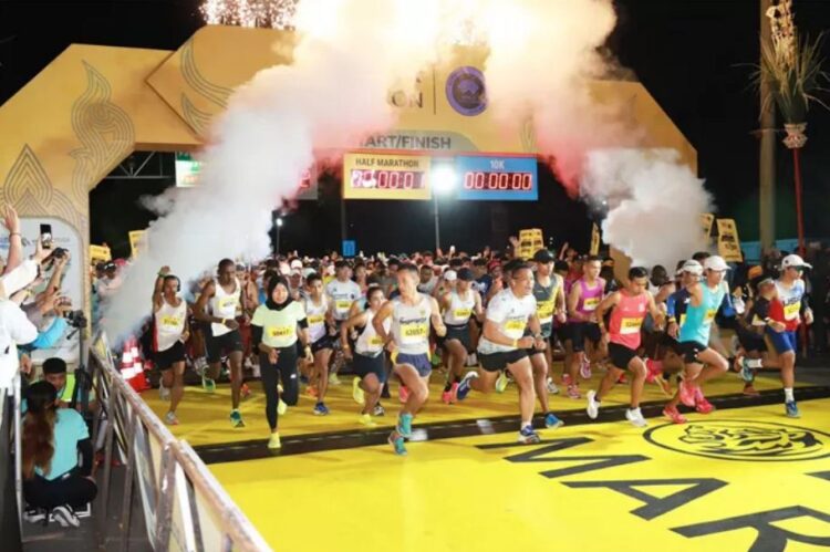MARATHON— PT Bank Maybank Indonesia Tbk (Maybank Indonesia) menggelar Maybank Marathon dengan lokasi start dan finish di Bali Safari & Marine Park, Gianyar, Bali, Minggu (27/8).