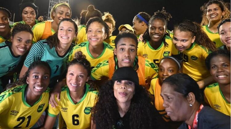 Inspirasi dari Piala Dunia Putri 2023, Efek Putri Bob Marley serta Keberanian Melawan Kanker 1 SEPAK BOLA PUTRI— Cedella Marley (tengah berbaju hitam) berperan besar pada perkembangan sepak bola putri Jamaika.