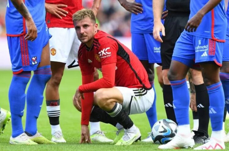 CEDERA— Gelandang Manchester United Mason Mount bakal melewatkan dua laga ke depan di Premier League karena cedera.