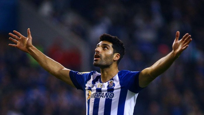 Milan Selangkah Lagi Dapatkan Mehdi Taremi 1 RUMOR TRANSFER— AC Milan dilaporkan selangkah lagi merekrut penyerang Iran Mehdi Taremi dari FC Porto. Rossoneri dikabarkan sudah mencapai kesepakatan personal dengan Taremi.