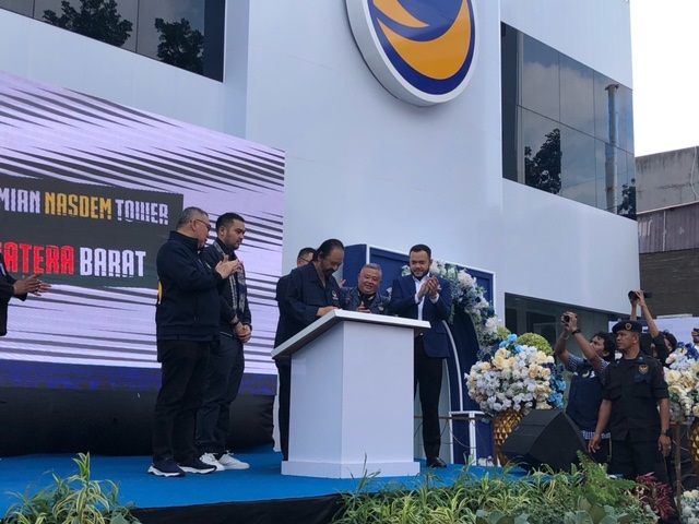 Surya Paloh Resmikan NasDem Tower Sumbar 1 TANDATANGANI— Ketum Partai NasDem Surya Paloh menandatangani prasasti Nasdem Tower Sumbar, didampingi Ketua DPW NasDem Sumbar, Fadly Amran beserta jajaran, di Jalan Veteran, Kota Padang, Sabtu (5/8).