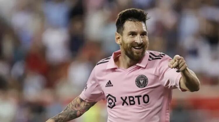 CETAK GOL— Lionel Messi menandai pertandingan pertamanya untuk Inter Miami di kompetisi MLS dengan kemenangan. Inter Miami menggasak New York Red Bull 2-0 di Red Bull Arena Stadium, New Jersey, Minggu (27/8) pagi WIB.