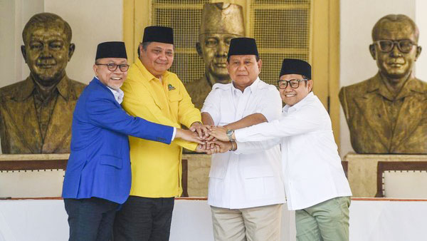 PAN, Golkar, PKB, dan Gerindra Berkoalisi Prabowo: Buat Rakyat Adil dan Makmur 1 BERSATU— Ketua Umum Golkar Airlangga Hartarto, Ketua Umum PAN Zulkifli Hasan, Ketua Umum Golkar Airlangga Hartarto dan Ketua Umum PKB Muahimin Iskandar menyatukan tangan saat deklarasi dukungan kepada Ketua Umum Gerindra Prabowo Subianto.