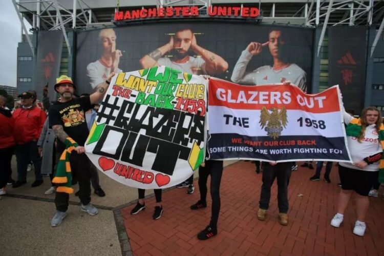 DEMO— Fans Manchester United melakukan demo untuk mengusir keluarga Glazer di luar Old Trafford sebelum matchweek pertama Premier League (14/8).