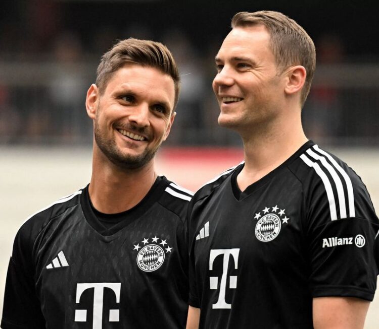 PRESENTASI SKUAD— Manuel Neuer (kanan) dan Sven Ulreich dalam presentasi skuad Bayern Munchen di Allianz Arena (24/7).