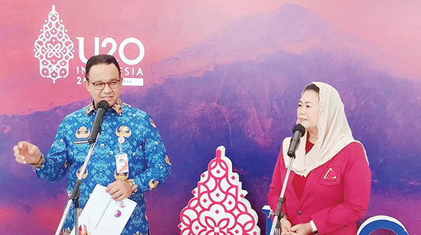 KEBERSAMAAN— Kebersamaan Yenny Wahid bersama Anies Baswedan ketika masih menjabat Gubernur DKI Jakarta beberapa waktu lalu.