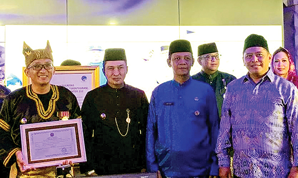 Kerja Keras Tim Penguji UPT PKB Dishub Kota Padang, Raih Sertifikat Akreditasi A Nasional 1 SERTIFIKAT AKREDITASI— Wako Hendri Septa, Bus, (Acc), MIB, Wawako Ekos Albar, Kadishub Padang Ances Kurniawan, SSTP, M.Si, tim Kemenhub RI dan Sekda Andree Algamar, pegang sertifikat.