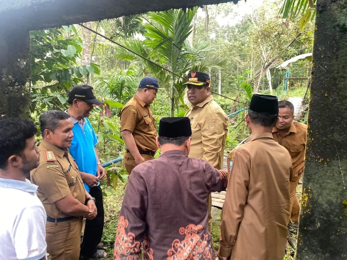 oto bupati saat tinjau lokasi jalan rusak parah