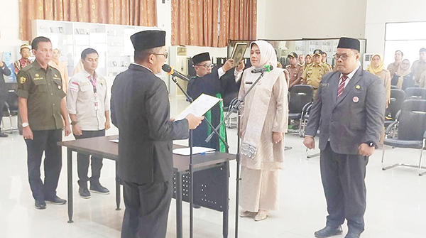 4 Kepala OPD Dilantik, Wako Padang Beri Pesan Khusus 1 PELANTIKAN KEPALA OPD— Wali Kota Padang, Hendri Septa resmi melantik empat kepala OPD di kantor Balaikota, Aiepacah, Selasa (15/8). Keempatnya lolos setelah melalui serangkaian seleksi dan tes.