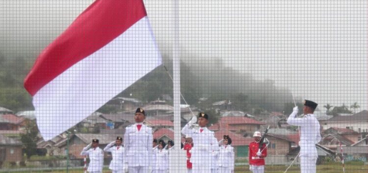 UPACARA BENDERA— Upacara penurunan Bendera Merah Putih berlangsung tanpa pasukan digelar tanpa pasukan di Lapangan Bancalaweh.