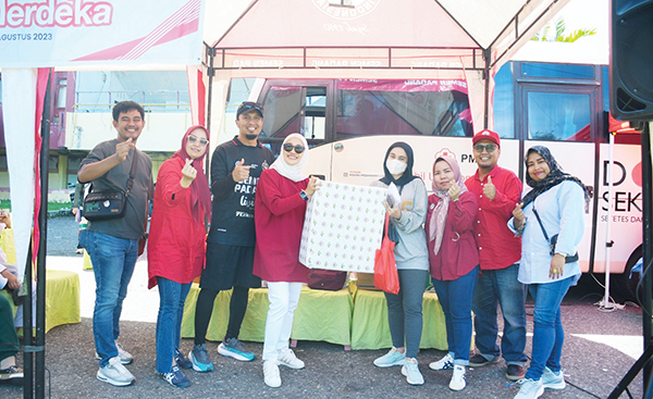 Peringati HUT ke-78 RI, PT Semen Padang Gelar Donor Darah di GOR H Agus Salim 1 SERAHKAN DOORPRIZE— Kepala Unit Humas & Kesekretariatan PT Semen Padang Nur Anita Rahmawati (empat dari kiri) menyerahkan doorprize kepada salah satu peserta donor, di GOR H Agus Salim, Minggu (20/8).