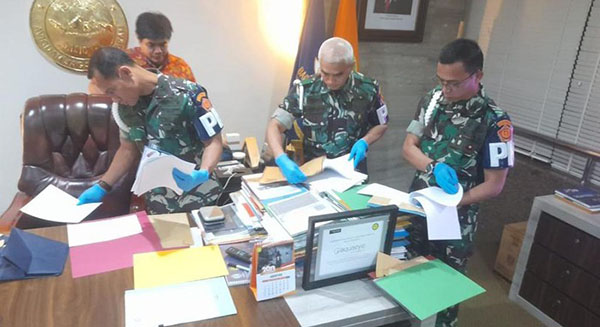 PENGGELEDAHAN— Penyidik Puspom TNI bersama penyidik KPK menggeledah Kantor Basarnas terkait kasus suap Kabasarnas Marsdya Henri Alfiandi,