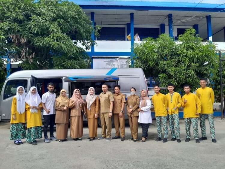 Percepatan Pelayanan Kependudukan, Disdukcapil Kota Solok Jemput Bola Hingga ke Sekolah 1 DATANGI SEKOLAH— Petugas Dukcapil Kota Solok mendatangi sekolah untuk perekaman data kependudukan bagi siswa.