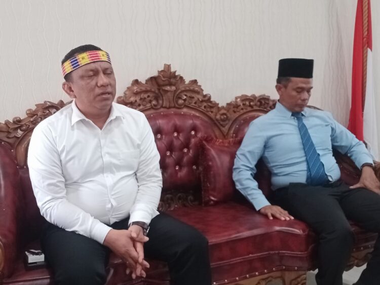 KETERANGAN—Pj.Bupati Mentawai, Fernando Jongguran Simanjuntak bersama Asisten III lamuddin Siregar berikan keterangan pada wartawan usai paripurna.