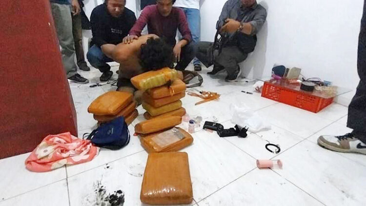 PENGEDAR GANJA— Intel Kodim 
0304 Agam menangkap dua pengedar berikut dengan barang bukti 
11 Kg daun ganja kering.