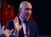 Setelah Tuai Kontroversi Cium Pemain, Presiden Sepak Bola Spanyol Minta Maaf