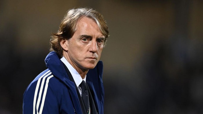 Roberto Mancini Resmi Jadi Pelatih Timnas Arab Saudi 1 LANJUTKAN KARIER— Roberto Mancini akan melanjutkan karier melatihnya di Arab Saudi. Mantan allenatore timnas Italia itu resmi ditunjuk sebagai pelatih timnas Arab Saudi.