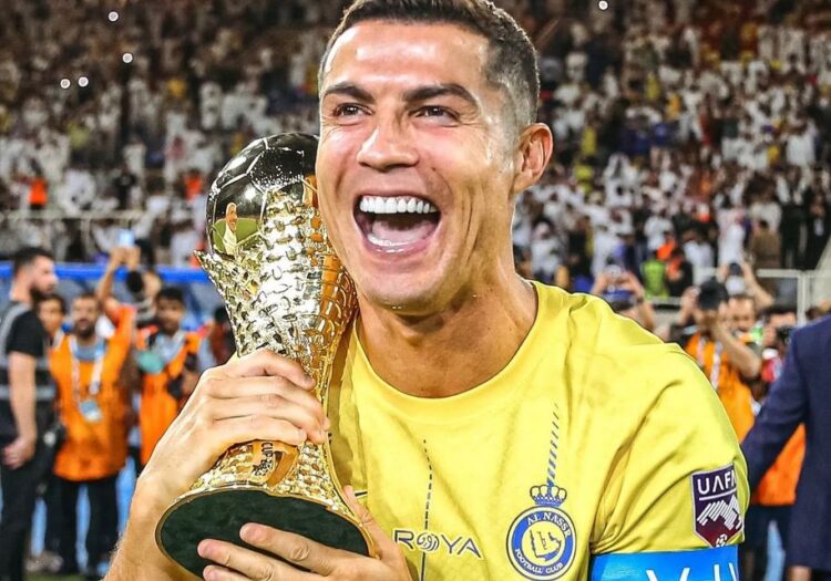 ANGKAT TROFI— Cristiano Ronaldo memimpin Al Nassr FC memenangi Arab Club Champions Cup sekaligus menyabet predikat top scorer meski mengalami cedera lima menit terakhir sebelum laga usai.