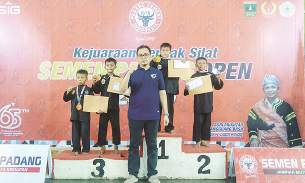 Kejuaraan Pencak Silat Semen Padang Open 2023, Pesilat Tuan Rumah Raih Juara Umum I 1 JUARA UMUM— Ketua Panitia Kejuaraan Silat Semen Padang Open 2023 Dedi M Sidiq berfoto bersama dengan para pemenang Kejuaraan Pencak Silat Semen Padang Open 2023 yang digelar PT Semen Padang dalam rangka memperingati HUT ke-65 Pengambilalihan Pabrik dari Belanda.