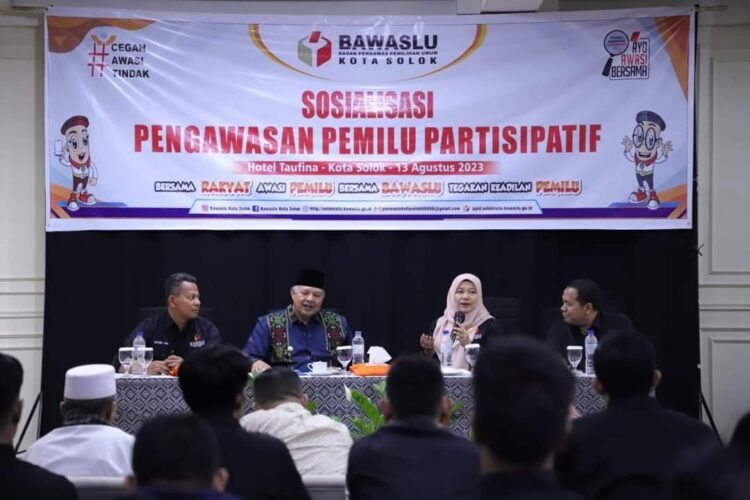 Sosialisasi Pengawasan Pemilu Partisipatif, Zul Elfian: Cegah Pelanggaran Pemilu Sejak dari Hulu 1 SOSIALISASI— Wali Kota Solok Zul Elfian menghadiri undangan Bawaslu Bawaslu Kota Solok, dalam rangka Sosialisasi Pengawasan Pemilu Partisipatif.