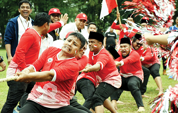 LOMBA TARIK TAMBANG—  Karyawan PT Semen Padang dari berbagai departemen serta divisi, antusias dan penuh semangat mengikuti lomba tarik tambang, memeriahkan HUT RI ke-78 di Lapangan Cubadak, Indarung.