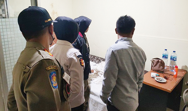 2 Wanita dan 1 Pria Terjaring Razia di Penginapan 1 TERJARING RAZIA— Petugas Satpol PP Kota Padang berhasil menjaring dua wanita dan satu pria dalam razia yang dilakukan di salah satu penginapan di kawasan Kecamatan Padang Selatan, Senin (14/8) malam.