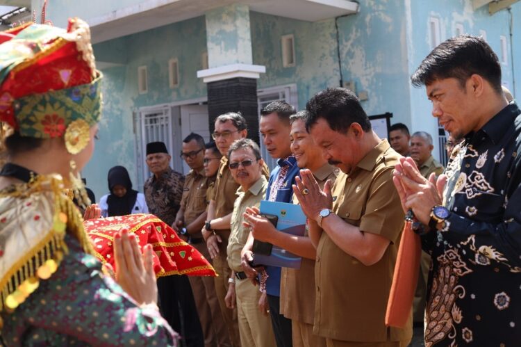 PENILAIAN— Tim penilai provinsi bersama Wawako Asrul disambut siriah dalam carano.