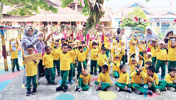 BAWA PULANG HADIAH—  Seluruh murid TK Aisyiyah VI bergembira membawa pulang hadiah 17 Agustus yang sudah disediahkan majelis guru.