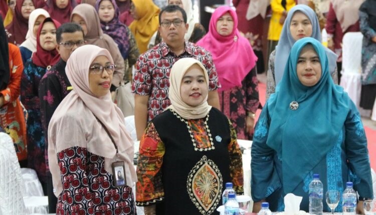 Ketua TP-PKK Sijunjung Ny. Riri Benny Dwifa, Jadikan Keluarga Sebagai Pondasi Utama dalam Setiap Segi Kehidupan 1 USAI—Ketua TP-PKK Kabupaten Sijunjung Ny. Riri Benny Dwifa usai buka membuka kegiatan seminar sehari pada puncak peringatan Hari Keluarga Nasional (HARGANAS) ke-30 tingkat Kabupaten Sijunjung.