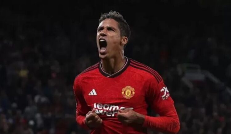 PAHLAWAN KEMENANGAN— Raphael Varane menjadi pahlawan kemenangan Manchester United atas Wolverhampton Wanderers di Old Trafford, Selasa (15/8) dinihari.