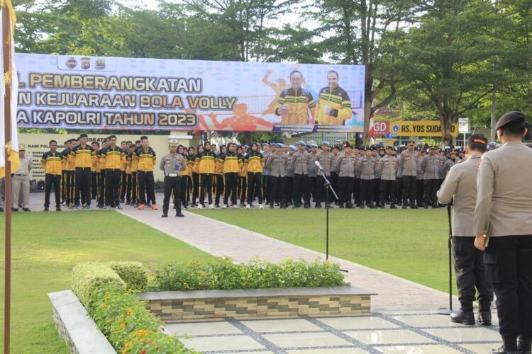 PELEPASAN ATLET— Kapolda Sumbar Irjen Pol Suharyono saat melepas kontingen Tim Bola Voli Sumbar untuk mengikuti  Kapolri Cup 2023 di Medan.