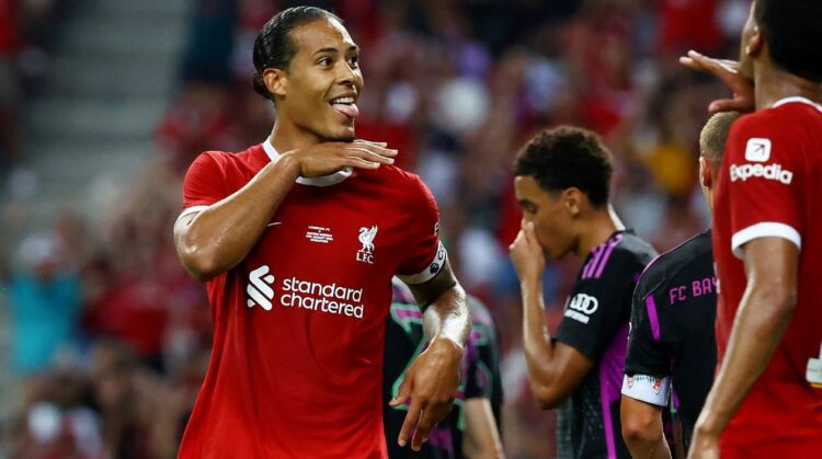 SELEBRASI— Virgil van Dijk melakukan selebrasi usai cetak 1 gol untuk liverpool dalam laga kontra Bayern Munchen, Rabu (2/8) malam.