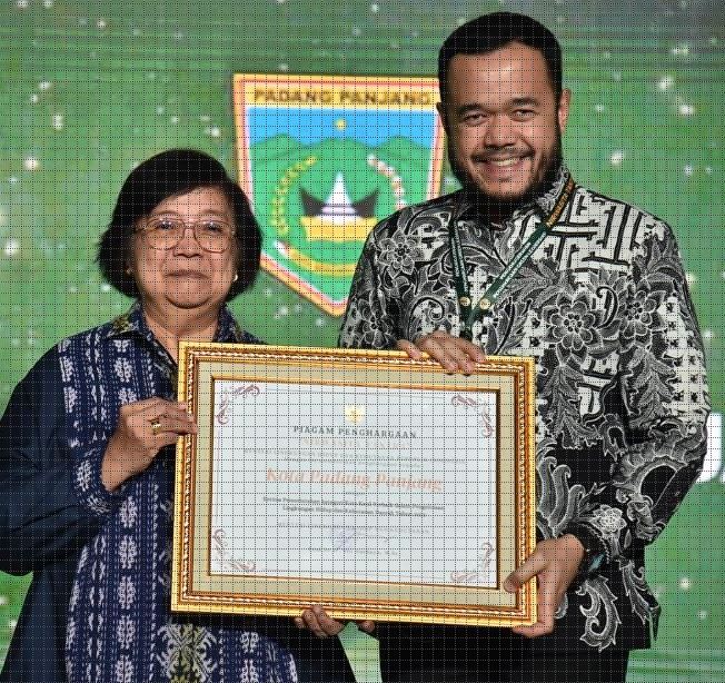 Berturut-turut, Wako Fadly Amran Terima Penghargaan Nirwasita Tantra Dua Kategori 1 PENGHARGAAN— Wali Kota, H. Fadly Amran, BBA Datuak Paduko Malano bersama Menteri LHK, Prof. Dr. Ir. Siti Nurbaya Bakar, M.Sc. Selasa (29/8), di Auditorium Dr. Ir. Soedjarwo, Gedung Manggala Wanabakti KLHK, usai menerima penghargaan.