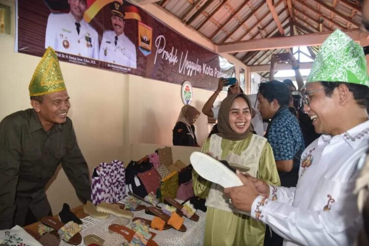 Bangun dengan Konsep Desa Wisata, Walikota Genius Umar Komitmen Majukan Kota Pariaman 1 LIHAT KERAJINAN—Wako dan menteri saat melihat hasil kerajinan masyarakat desa saat resmikan dewa wisata.