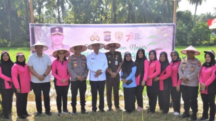PENANAMAN POHON— Wako Genius Umar  foto bersama Kapolres usai penanaman pohon.